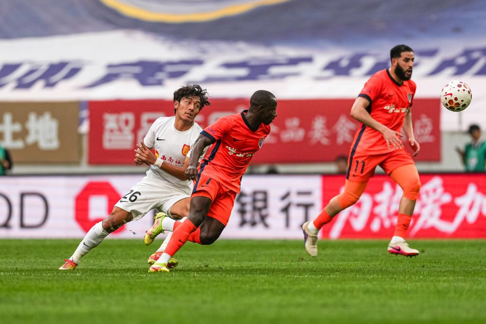 鲁尼职业生涯回顾与足球场上非凡成就全解析
